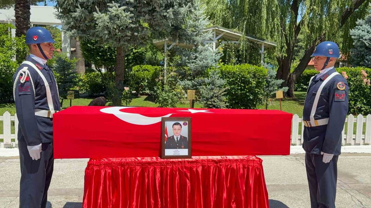 Manisa'da tır çarpışması sonucu hayatını kaybeden jandarma uzman çavuşa son görev