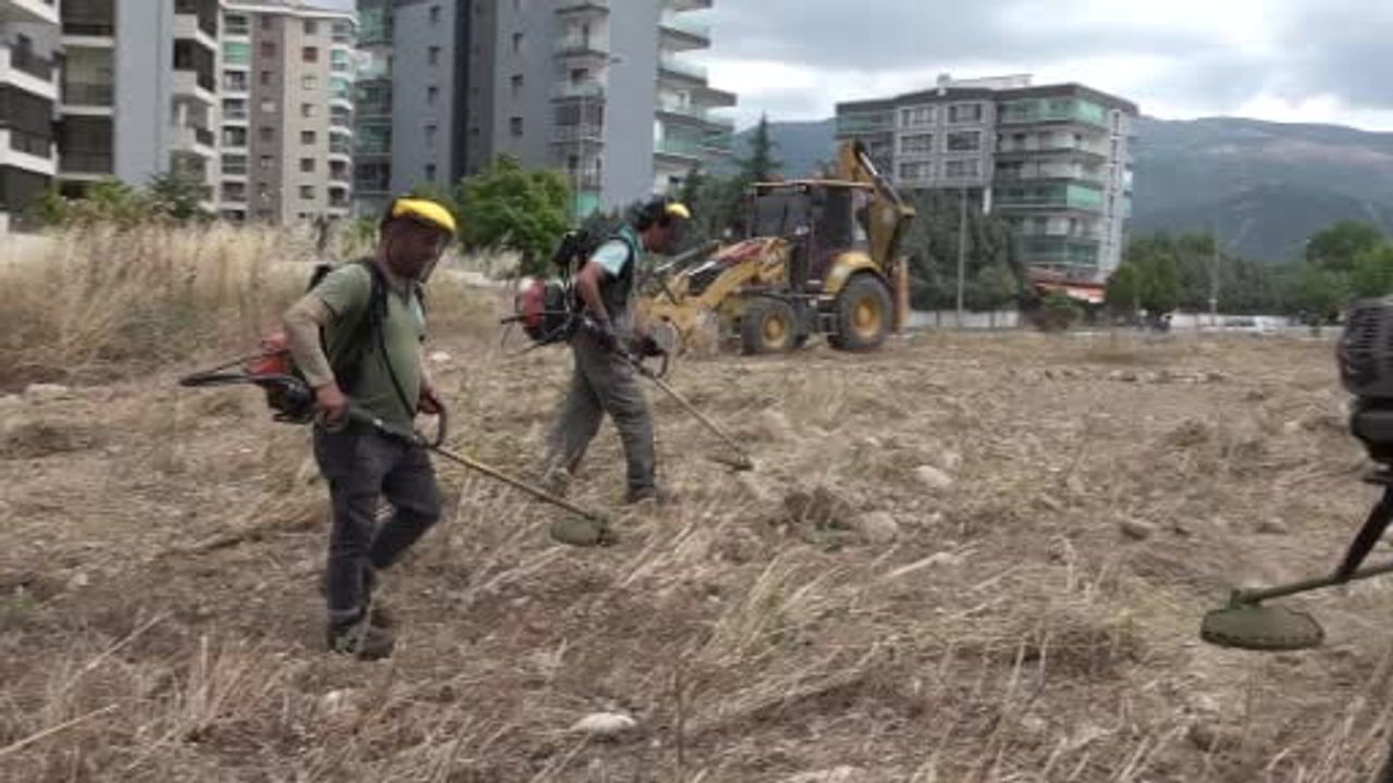 Manisa’da yangın riskine karşı yabani ot temizliği sürüyor