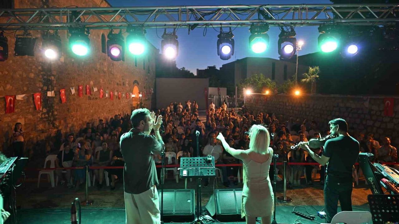 Manisa’da yaz konserlerinde Büyükşehir Belediyesi Konservatuvarı pop orkestrası sahne aldı