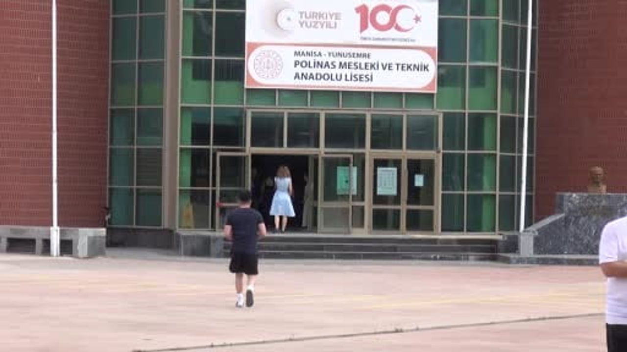 Manisa'da YKS heyecanı: kapılar kapanmadan sınava yetiştiler