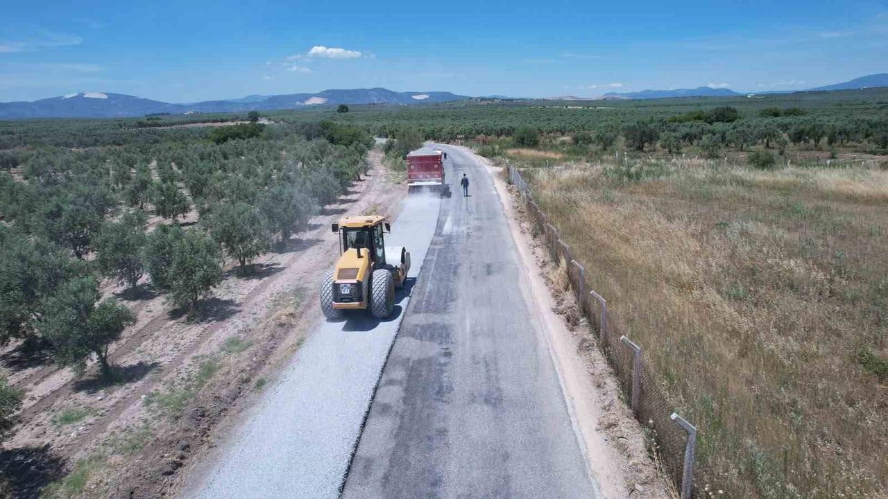 Manisa’da yol yenileme çalışmaları devam ediyor