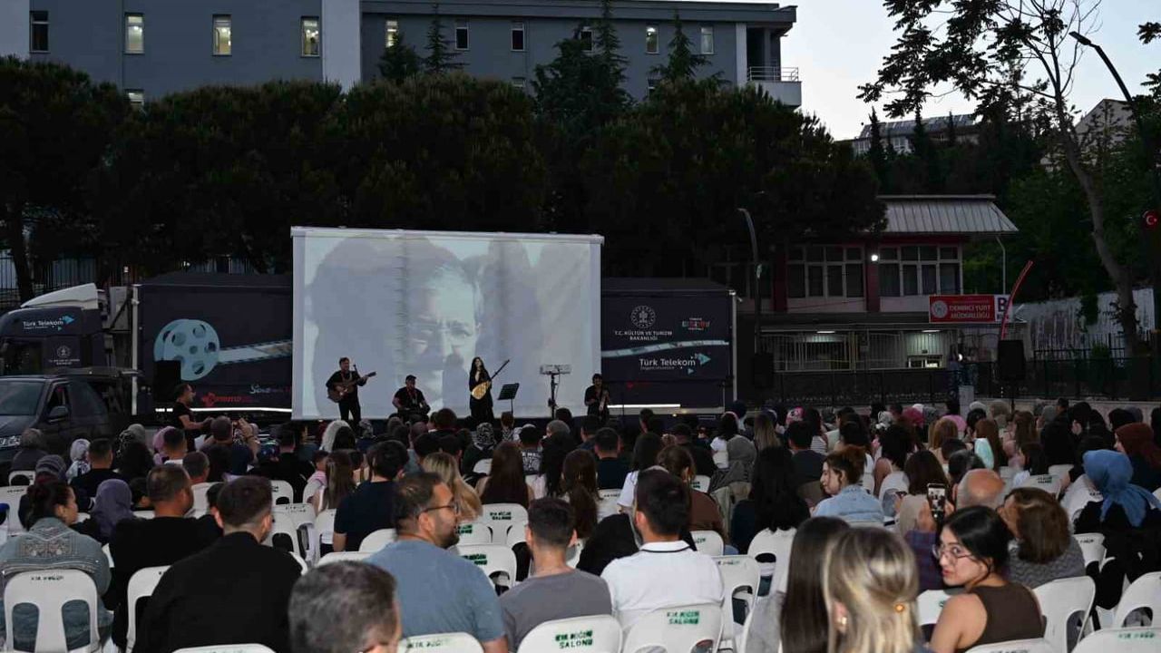 Manisa Demirci'de 'Gezen Sinema Tırı' iki gün süren konser ve açık hava gösterimleriyle ilçe merkezinde buluştu