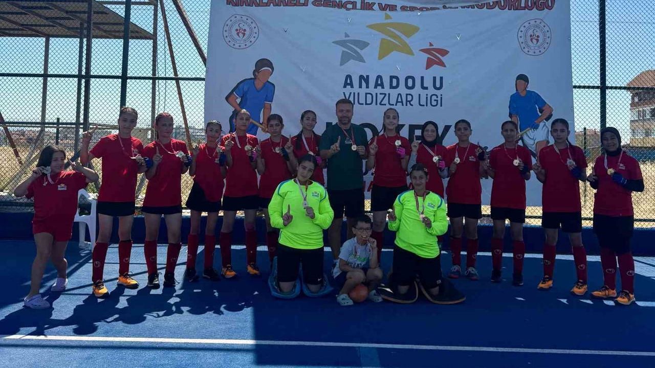 Manisa hokey kız takımı Türkiye şampiyonası’na katılmaya hak kazandı