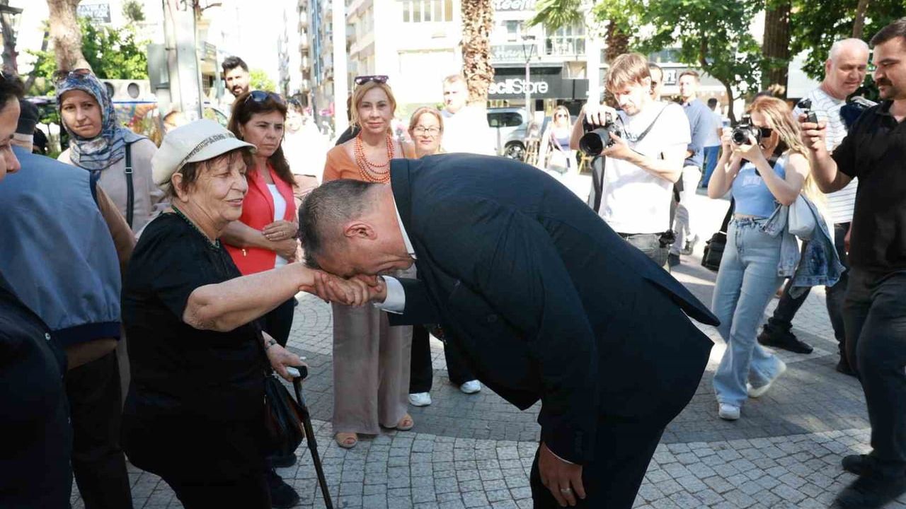 Manisa Tarzanı Ahmet Bedevi'nin Fotoğraf Sergisi Tarzan Meydanı'nda Açıldı