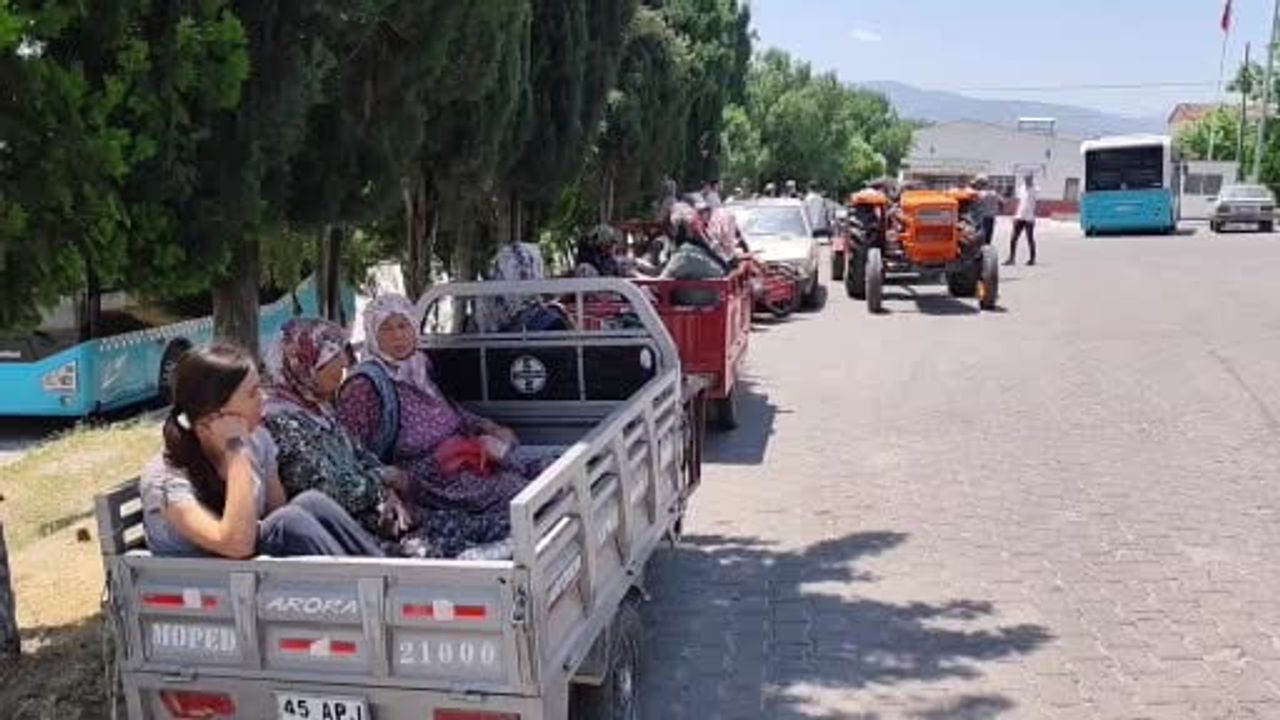 Manisa Yağcılar'da Yeni Mezarlık Planına Traktörlü Protesto: Mahalle Sakinleri Süreci Eleştiriyor