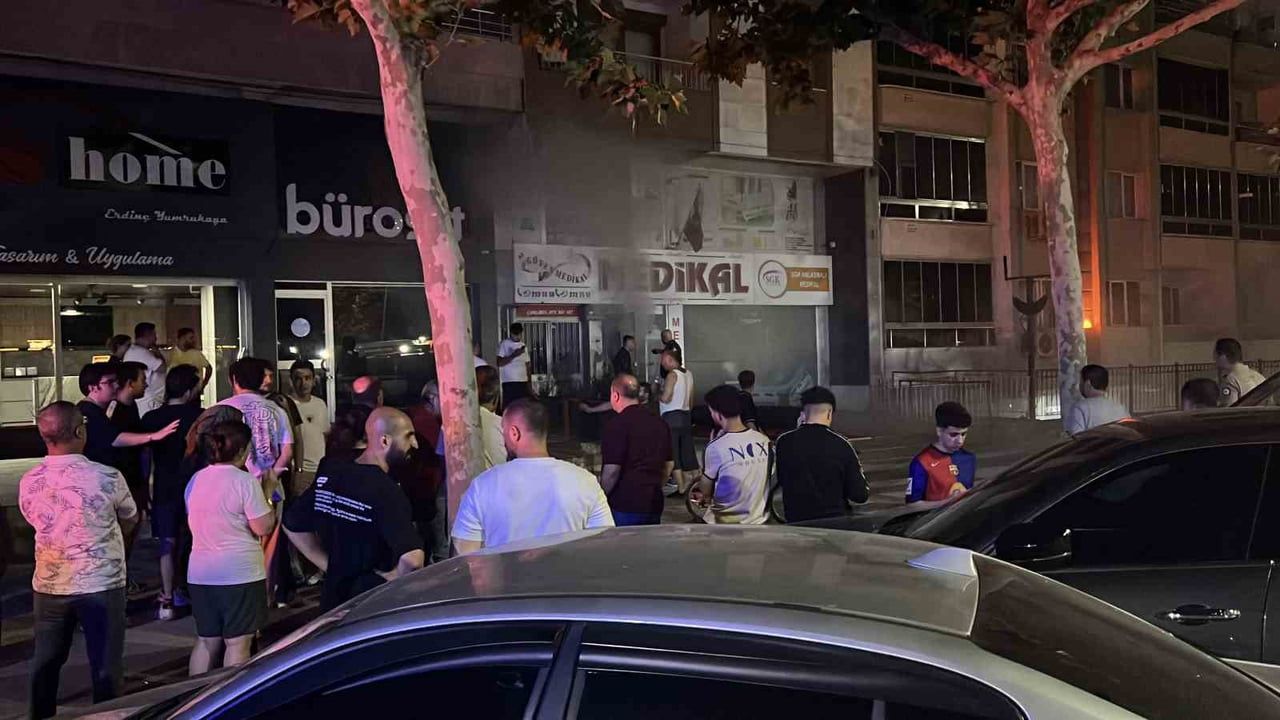 Manisa Yunusemre'de medikal ürünler satan iş yerinde yangın, tahliyeler yapıldı