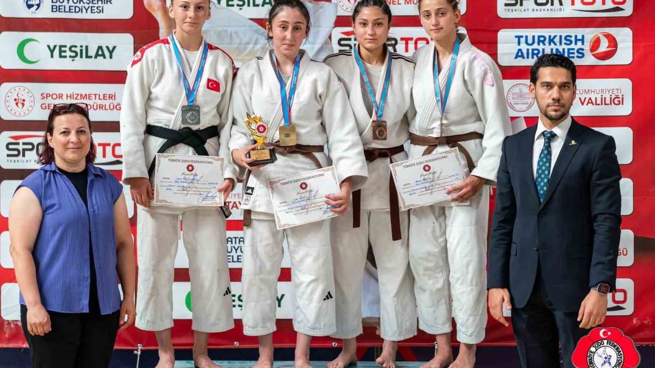 Manisalı judocular Hatay'da Türkiye şampiyonasında birincilikler kazandı