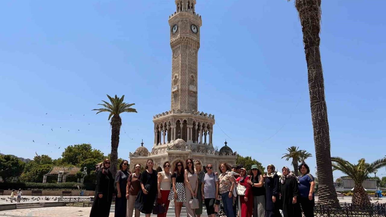 Manisalı kursiyerler İzmir'de Bostanlı Sahili ve Kemeraltı Çarşısı'nı gezdi