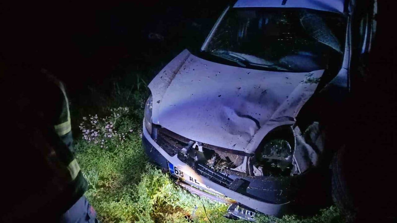 Mardin'de hafif ticari aracın şarampole devrilmesi: 4 yaralı