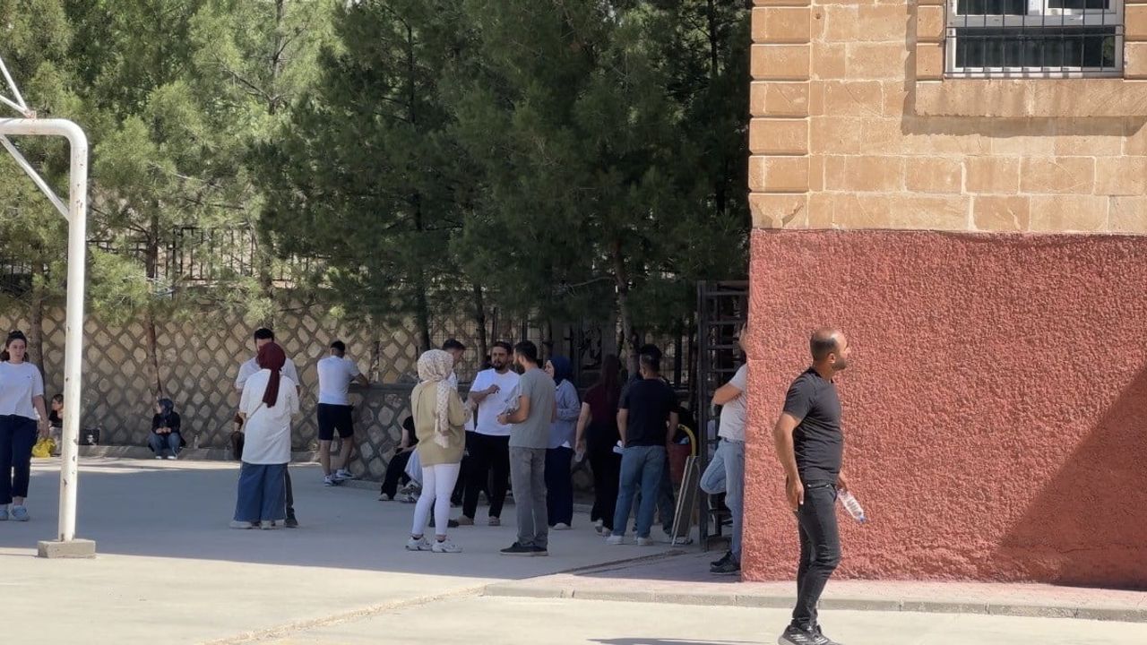 Mardin'de YKS'nin ilk oturumu TYT için adaylar sınav merkezlerinde
