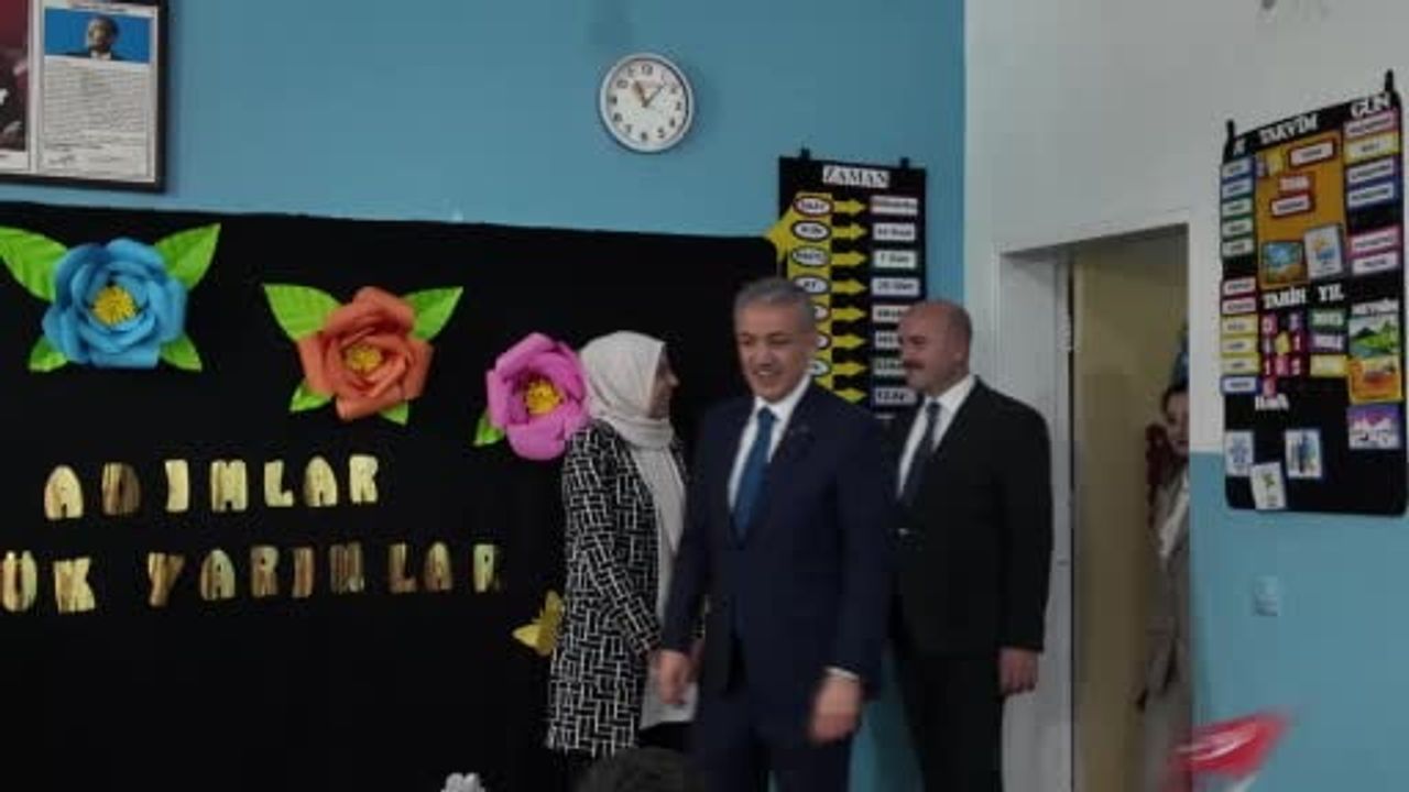 Mardin valisi Tuncay Akkoyun öğrencilerin karne sevincine ortak oldu