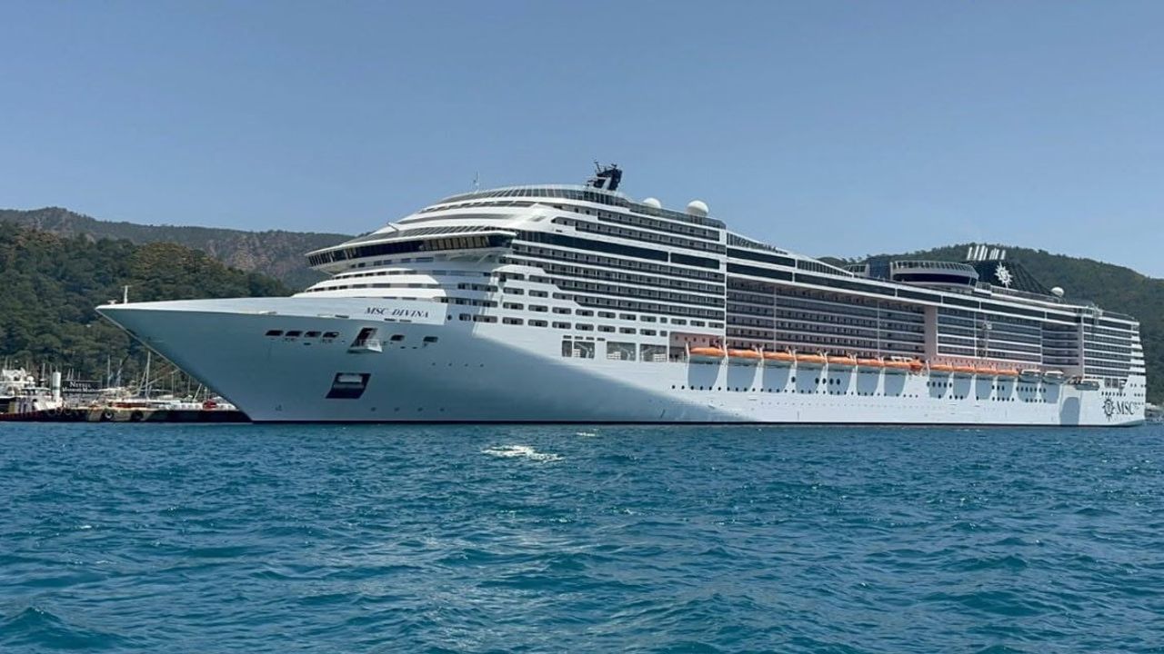 Marmaris gümrüklü limanına 5 bin yolcusu olan MSC Divina demir attı