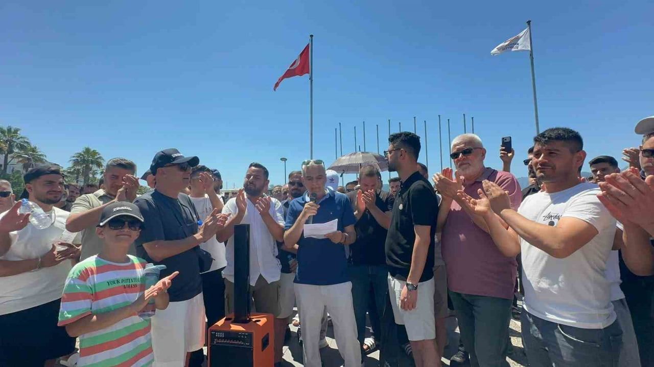 Marmaris'te esnaf Kapalı Çarşı'nın üzerinin açılmasını protesto etti