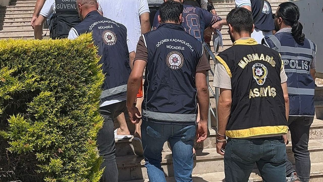 Marmaris'te göçmen kaçakçılığı operasyonu: 22 düzensiz göçmen yakalandı, 7 şüpheli adliyeye sevk edildi