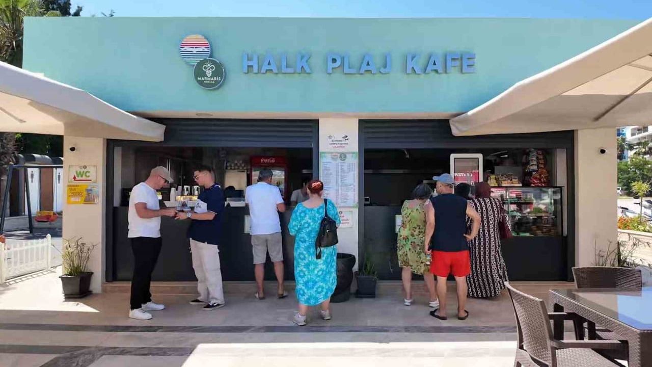 Marmaris'te Halk Plaj Kafe, Ücretsiz Şezlong ve Uygun Fiyatla İlgi Görüyor