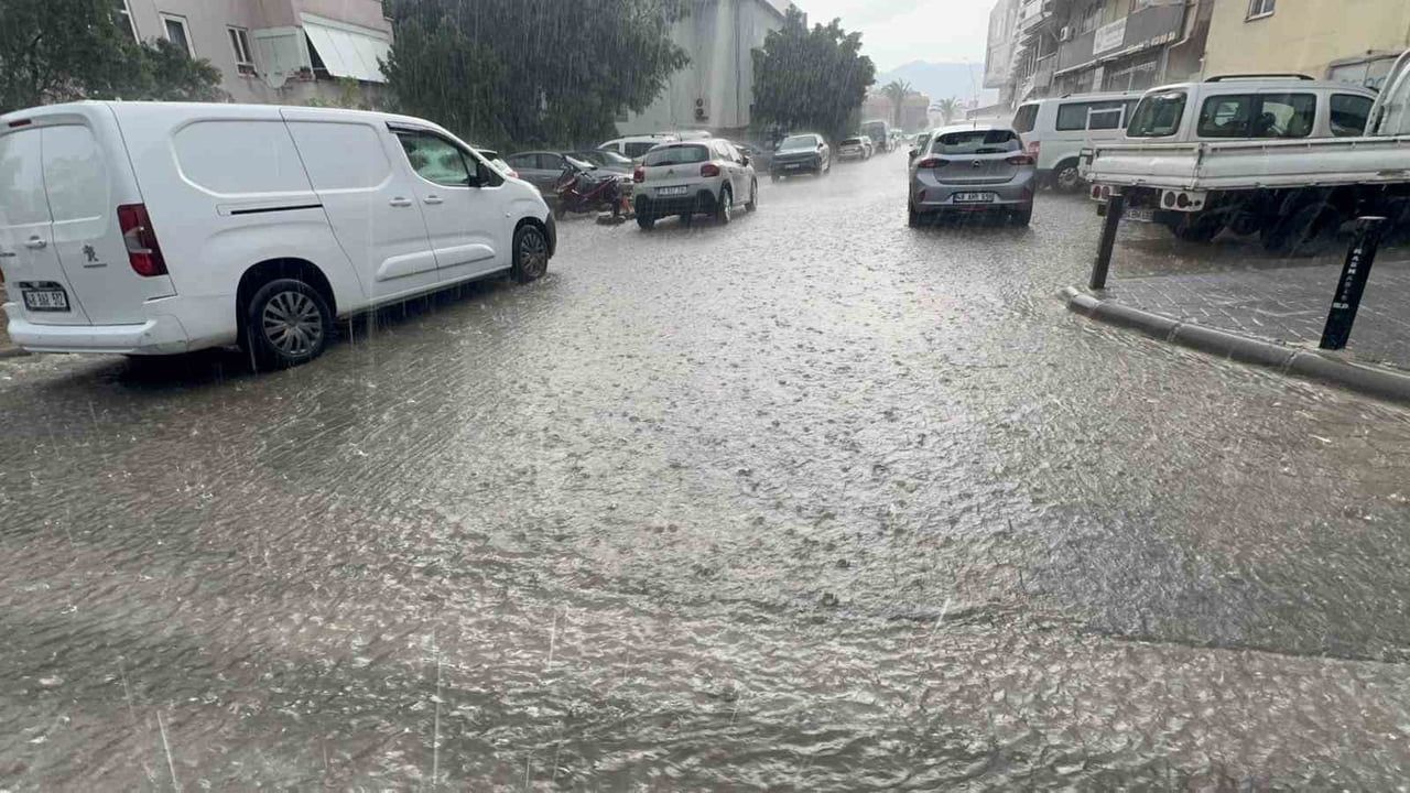 Marmaris'te sağanak yağış günlük yaşamı etkiledi
