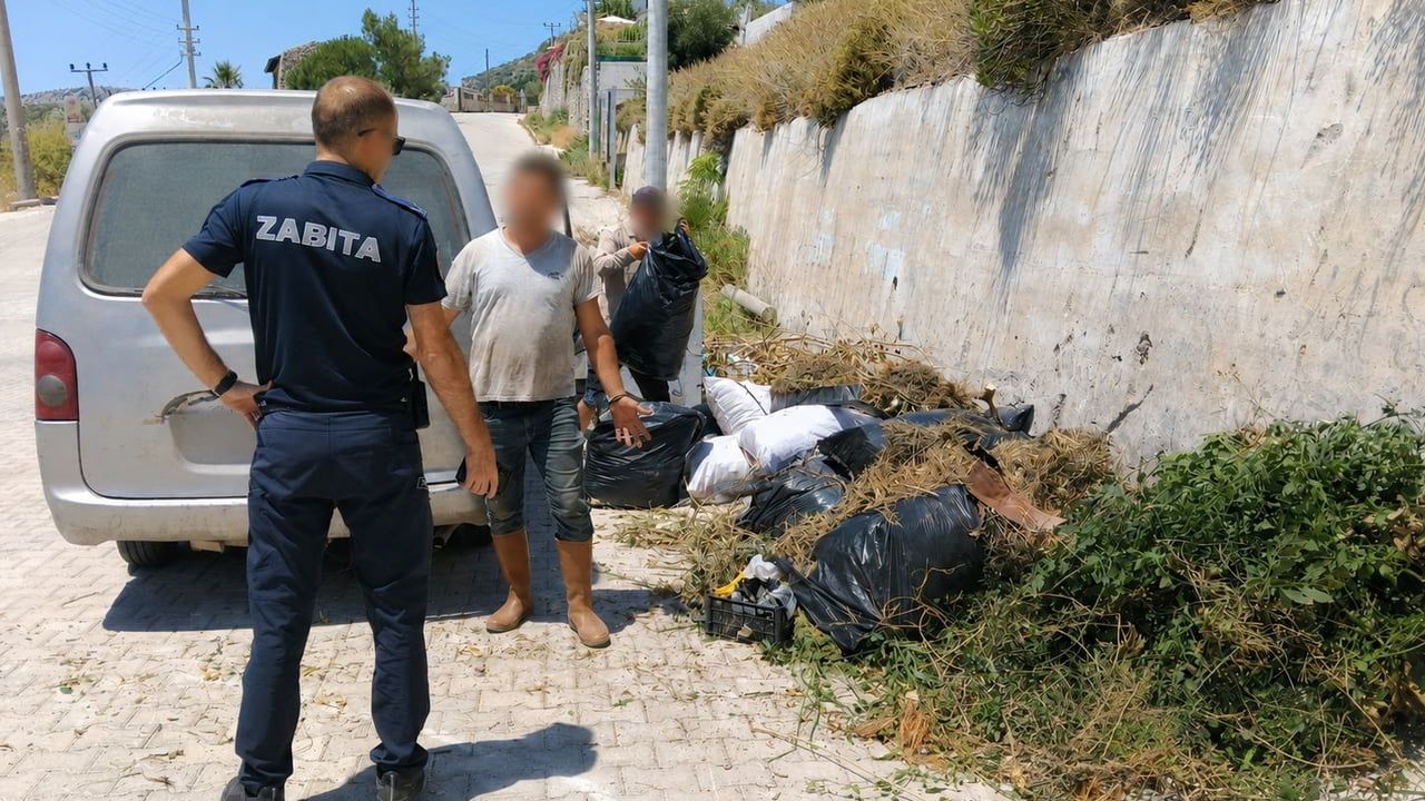 Marmaris'te yol kenarına atık bırakanlara cezai işlem uygulandı