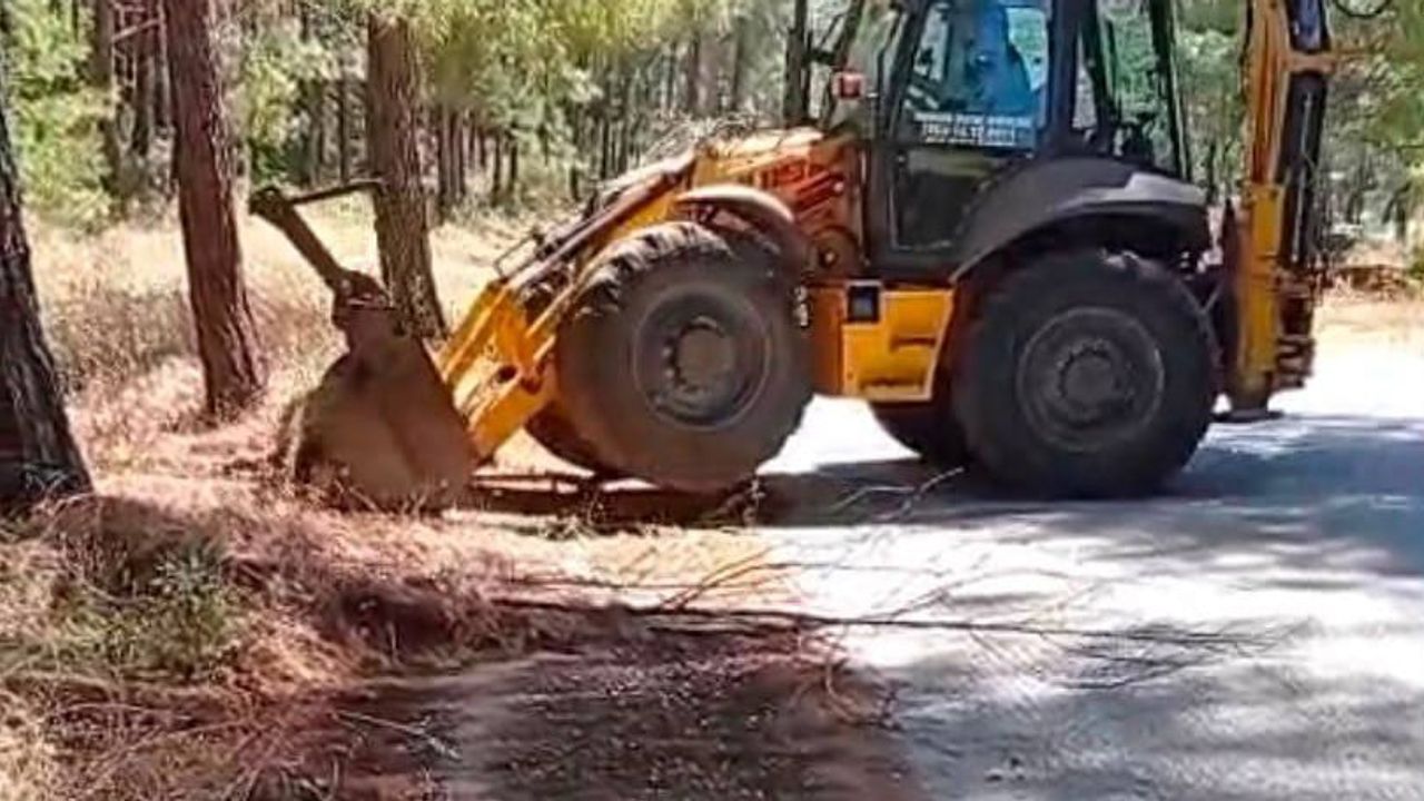 Marmaris’te yol kenarlarında yangın önleme çalışmaları sürüyor