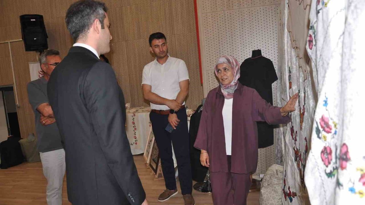 MASMEK Selendi’de yıl sonu sergisi yoğun ilgi gördü
