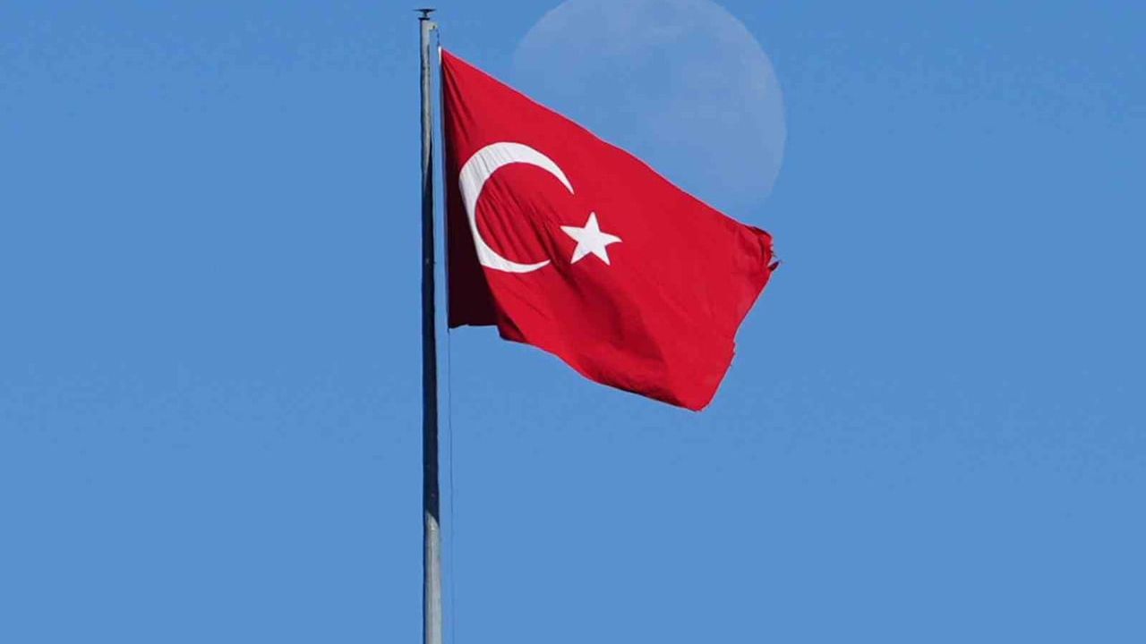 Mavi gökyüzünde Türk bayrağı ve ay manzarası