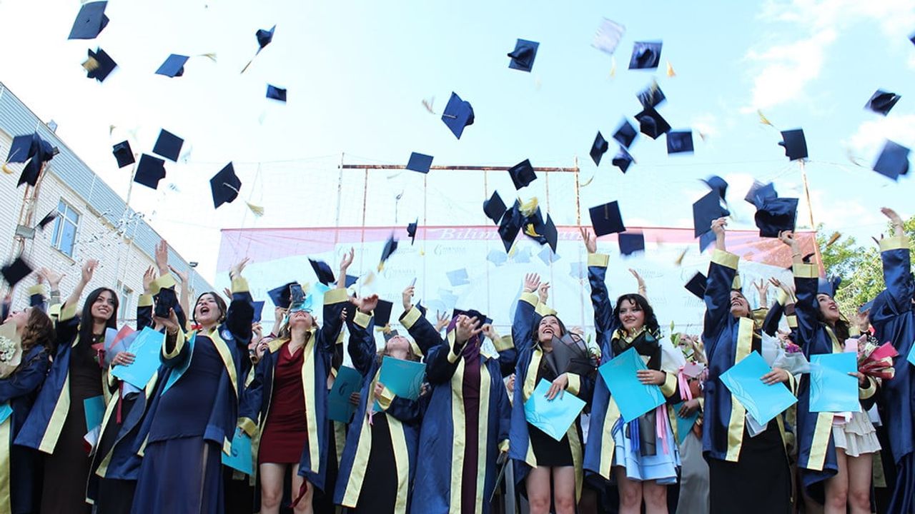 MCBÜ’de üç yerleşkede mezuniyet coşkusu