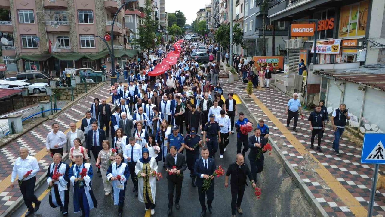 MCBÜ Demirci Eğitim Fakültesi ve MYO’da 503 öğrencinin mezuniyet coşkusu