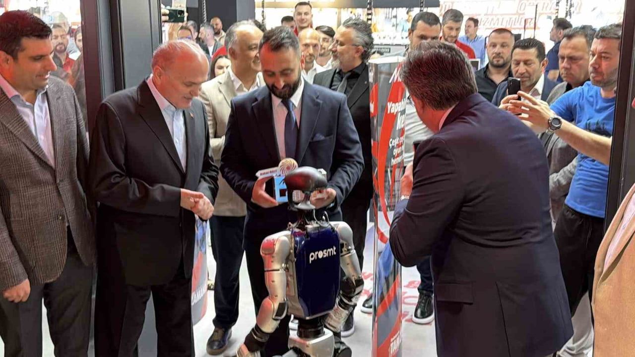 MediaMarkt Türkiye Düzce'de 104. mağazasını açtı; temsili anahtar 'G1' robot tarafından teslim edildi