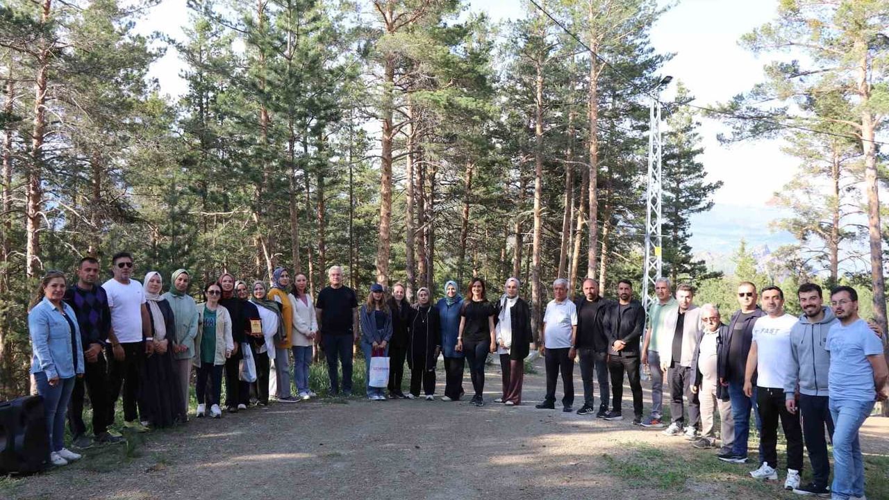 Mehmet Akif Ersoy İlkokulu öğretmenleri yıl sonu değerlendirmesini Akdağ mesire alanında yaptı