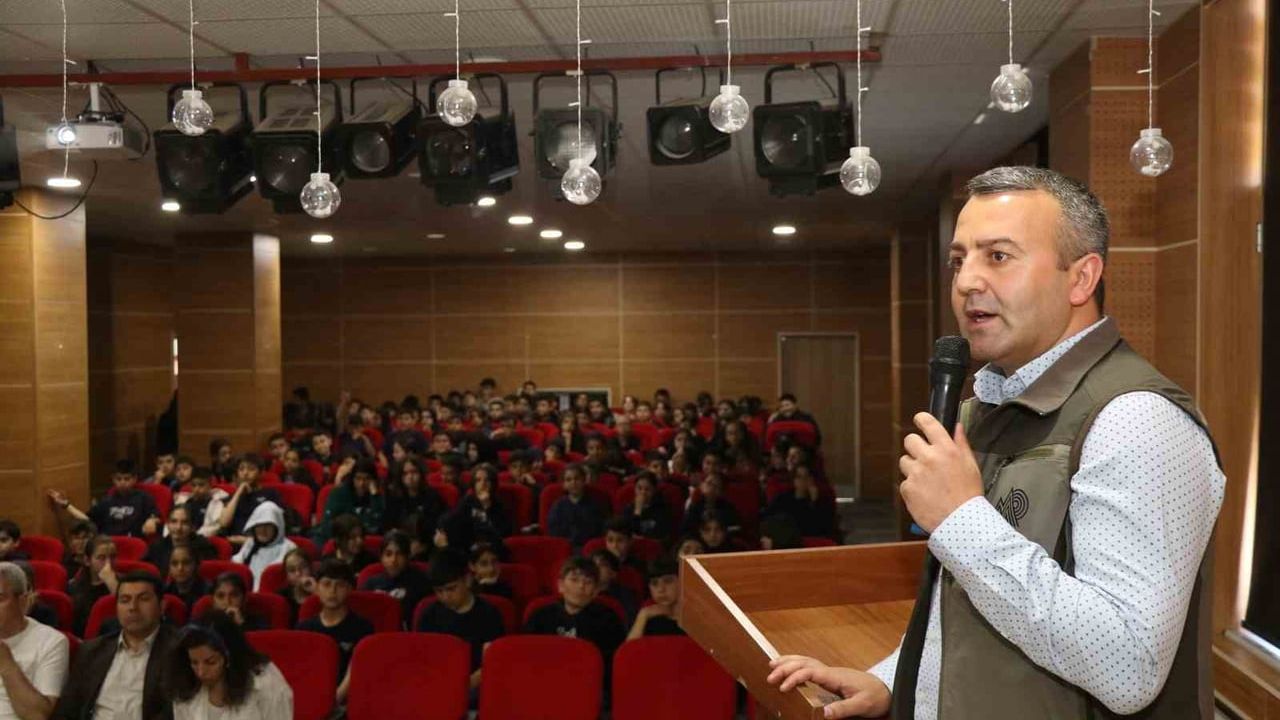Mehmet Akif Ersoy Ortaokulu'nda Kuş Gözlemciliği ve Doğa Koruma Eğitimi