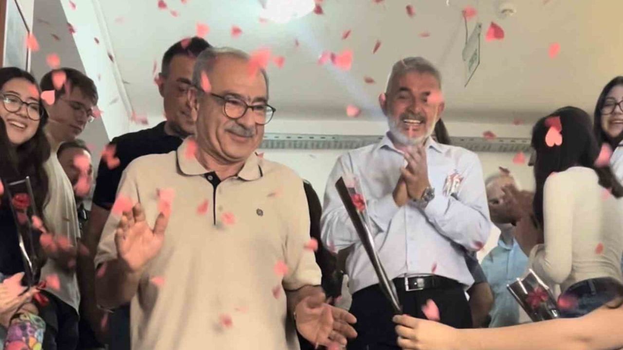 Mehmetçik Anadolu Lisesi müdürü 40 yıllık eğitim hayatına güllerle veda etti