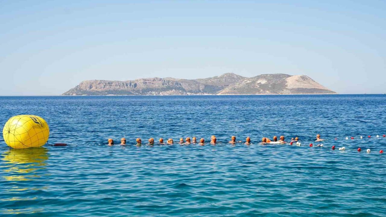 Meis-Kaş yüzme maratonu'nda sporcular dostluk için kulaç attı