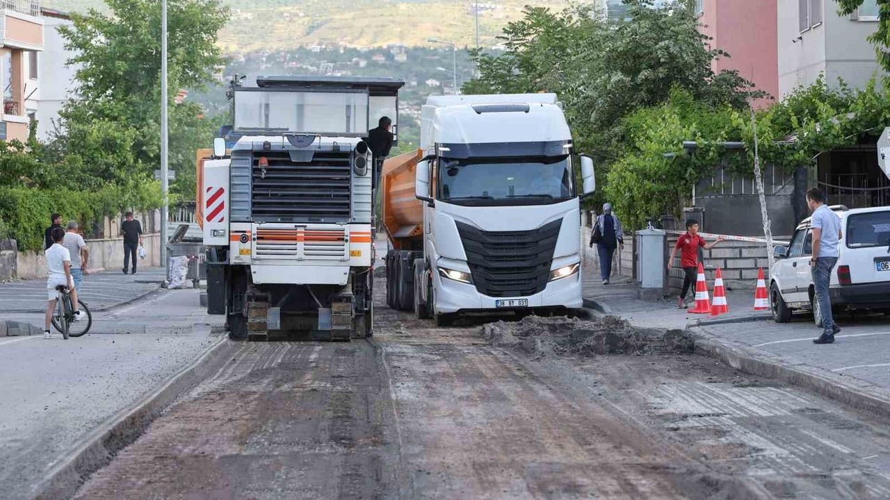 Melikgazi Belediyesi, Osmanlı Mahallesi İpekten Sokak'ta yol yenileme çalışmalarını sürdürüyor