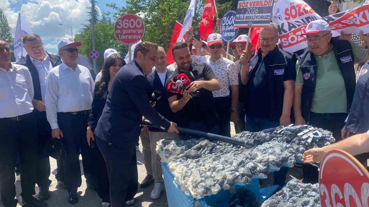 Memurlar taleplerini "sabır taşı" ile dile getirdi