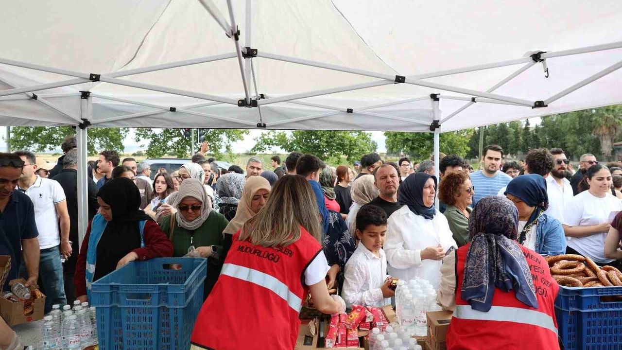 Menemen belediyesi YKS gününde öğrenci ve velilerin yanında