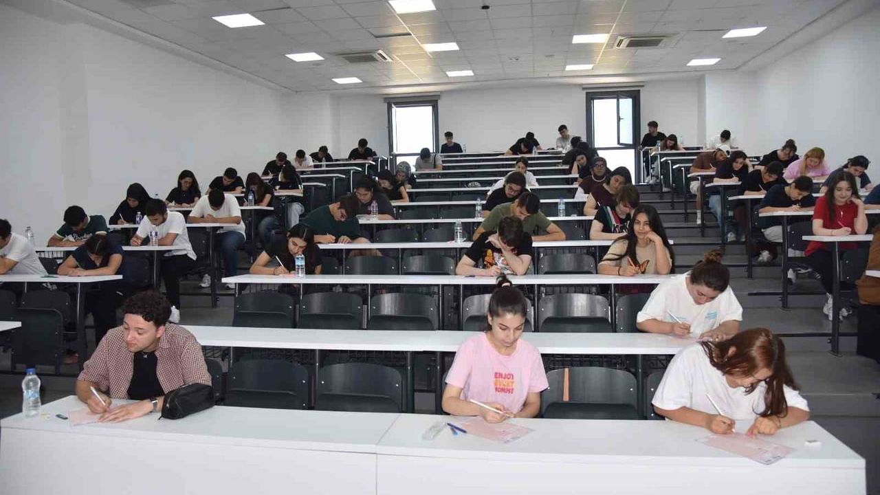 Menemen'de YKS öncesi prova: Bakırçay Üniversitesi amfisinde deneme sınavı