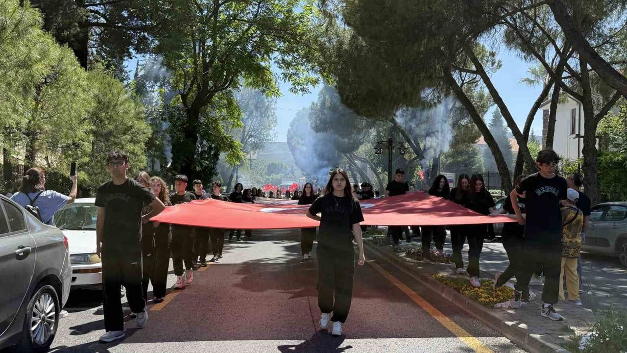 Menteşe Anadolu Lisesi 3. Geleneksel Veda Yürüyüşü’nü Gerçekleştirdi