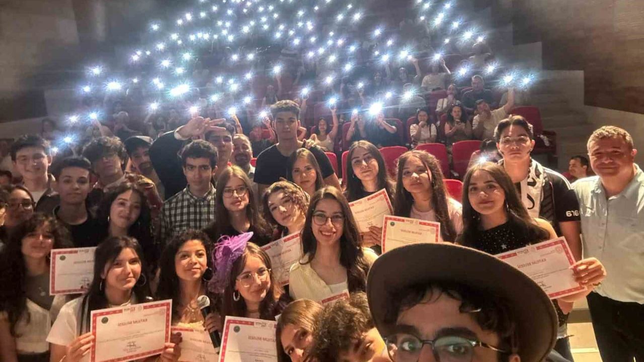 Menteşe Anadolu Lisesi'nin 'Otobüs' oyunu beğeni topladı