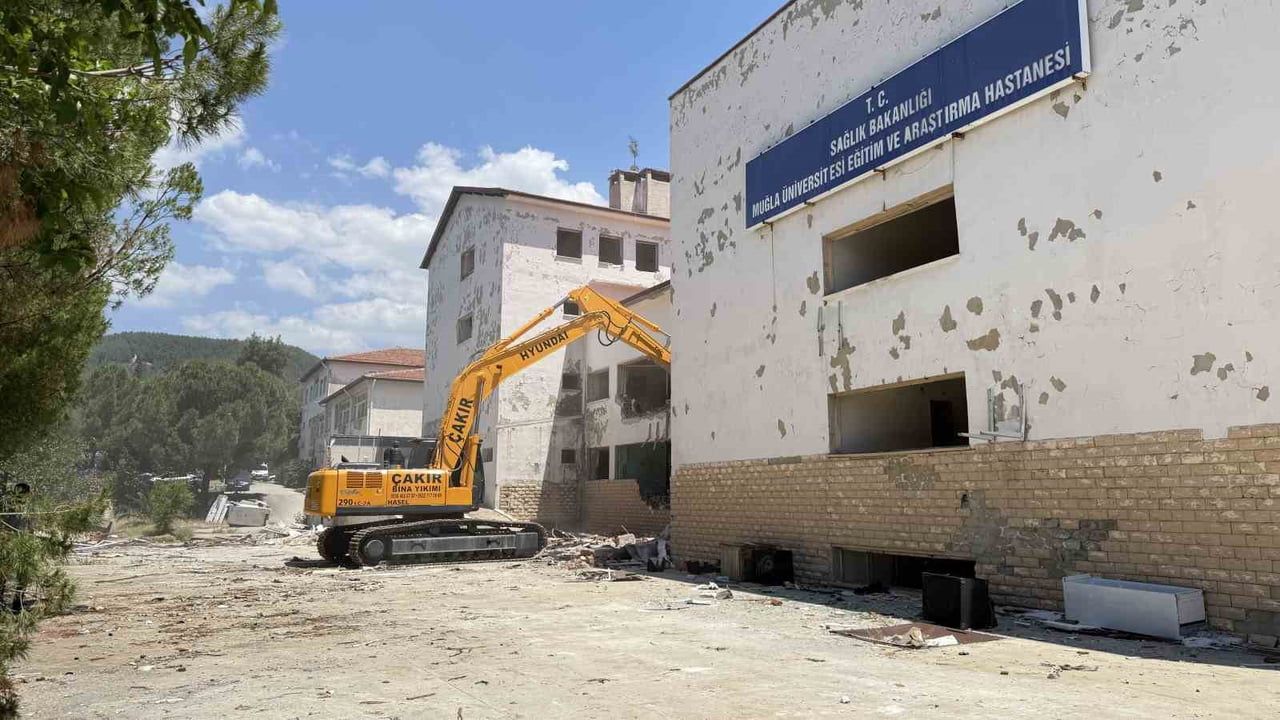 Menteşe'de 72 yıldır hizmet veren eski hastane yıkım sürecine girdi