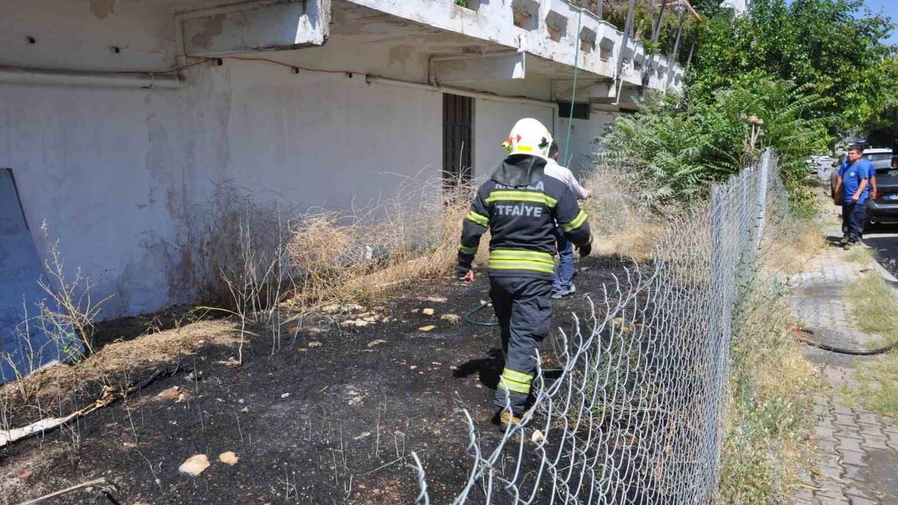 Menteşe’de otel arkasındaki otluk alanda yangın
