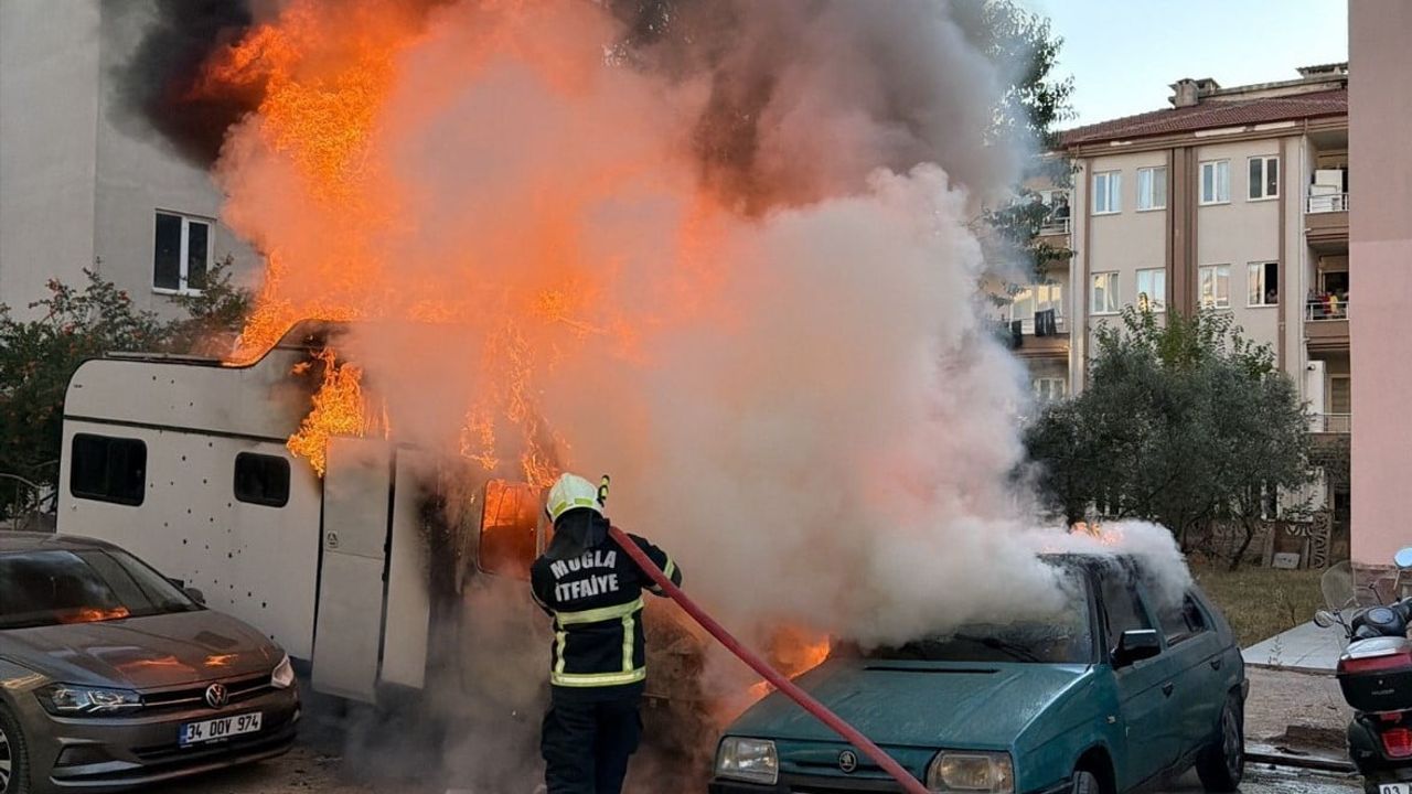 Menteşe'de park halindeki karavan küle döndü