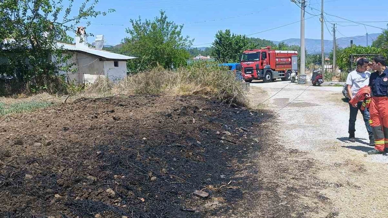 Menteşe ve Ula'daki ot yangınları ekiplerin müdahalesiyle büyümeden söndürüldü