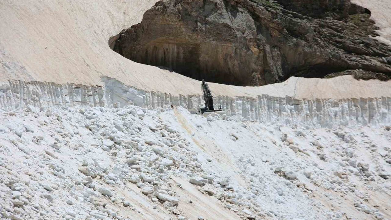 Mereto Dağı'nda yaz ortasında 4 metreyi aşan karla mücadele sürüyor