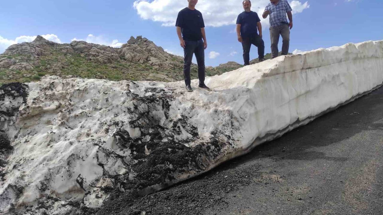 Mereto Dağı zirvesinde haziran sonunda 5 metreye varan kar örtüsü