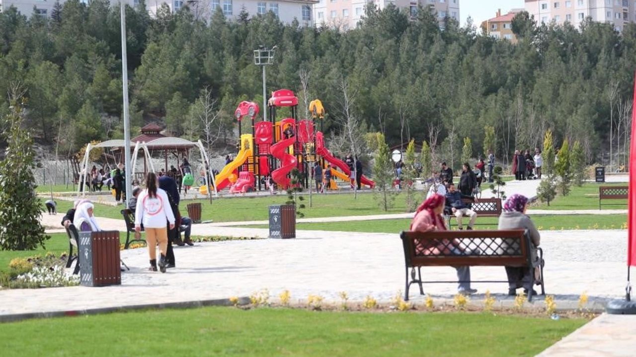 Merkezefendi Belediyesi parklarını yaz sezonuna hazırladı