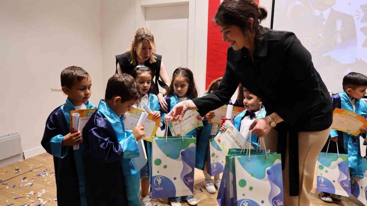 Merkezefendi'de kreş öğrencilerinin mezuniyet sevinci