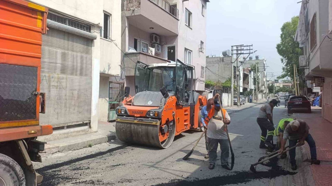 Mersin Akdeniz’de altyapı çalışmaları sonrası bozulan yollar onarılıyor ve asfaltlanıyor