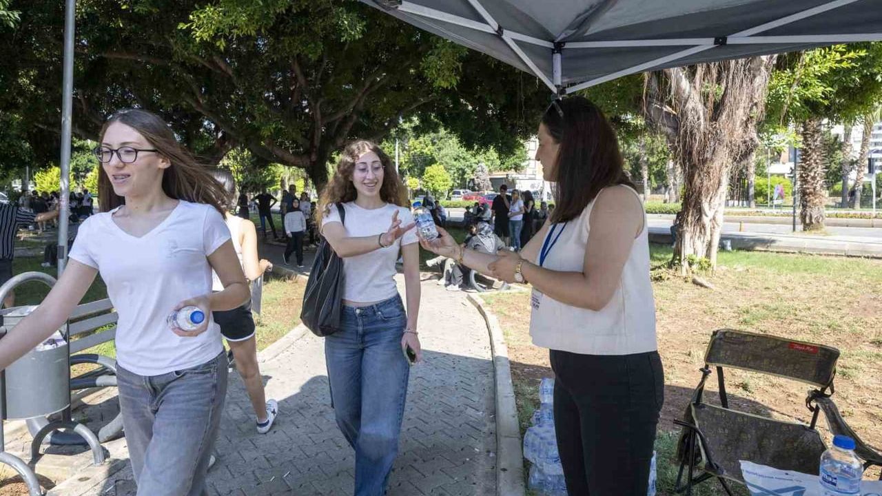 Mersin Büyükşehir Belediyesi YKS sabahında öğrenci ve velilere destek verdi