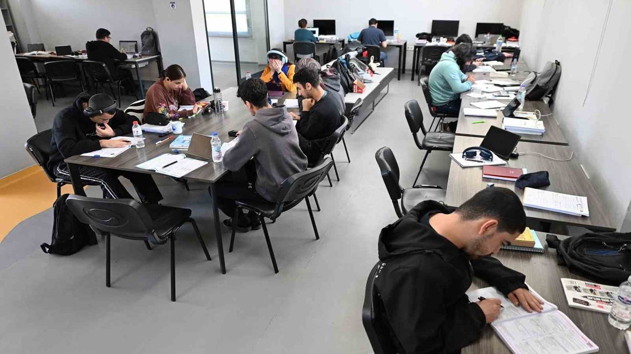 Mersin Büyükşehir'in 15 okuma salonu öğrencilerin ikinci adresi oldu