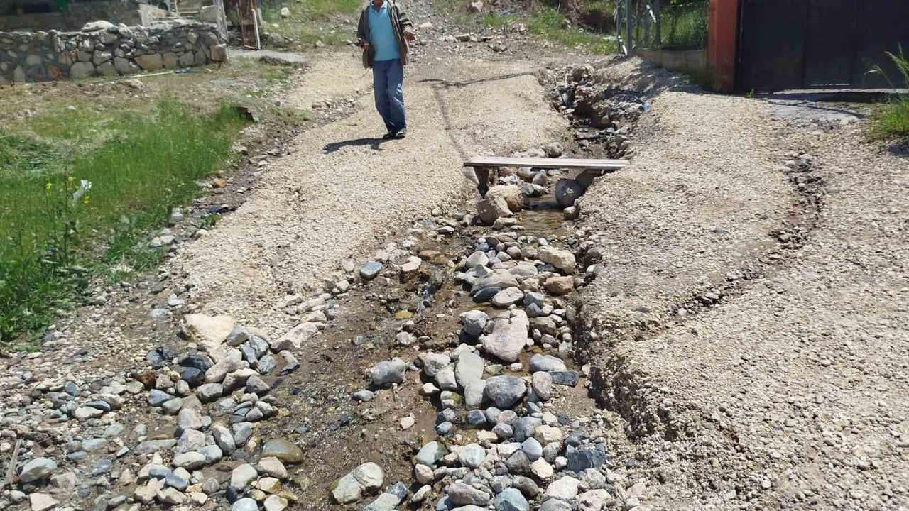 Mersin Çamlıyayla'da bozuk yol nedeniyle engelli oğlunu sırtında taşıyan babanın ulaşım sorunu belediye çalışmasıyla giderildi