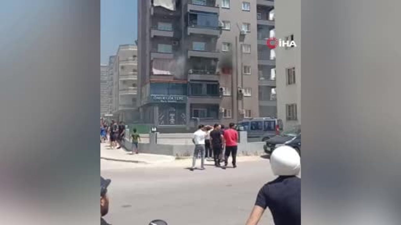 Mersin'de 10 katlı binada yangın: sağlık ekipleri dumandan etkilenenlere müdahale etti